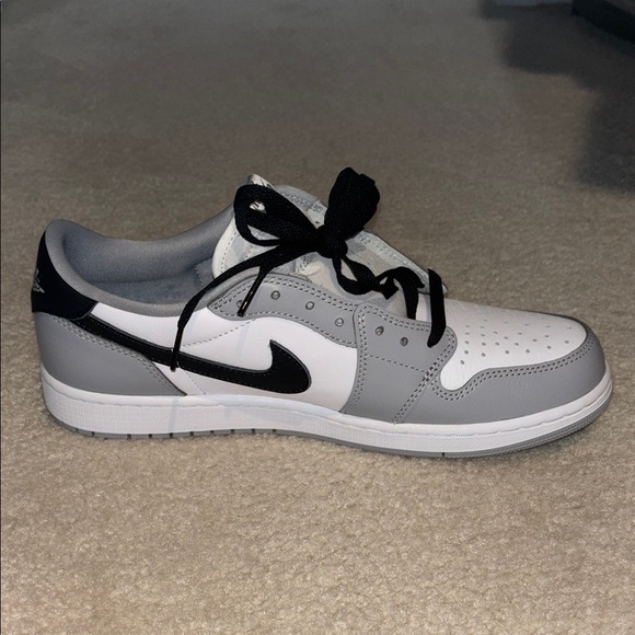 Air Jordan 1 Retro Low OG “Barons” Sneaker - Picture 8 of 10